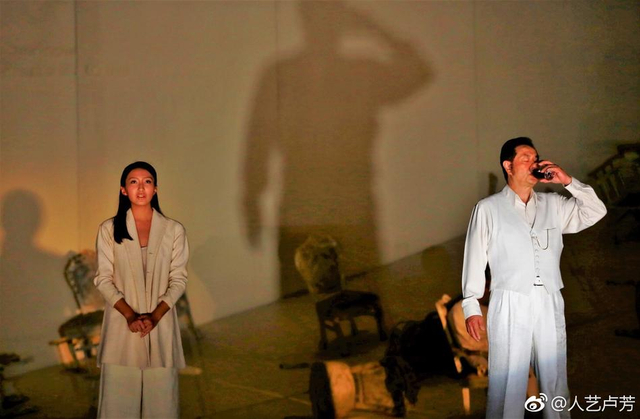 组图:胡军16岁女儿首登台演话剧 妈妈卢芳盛赞