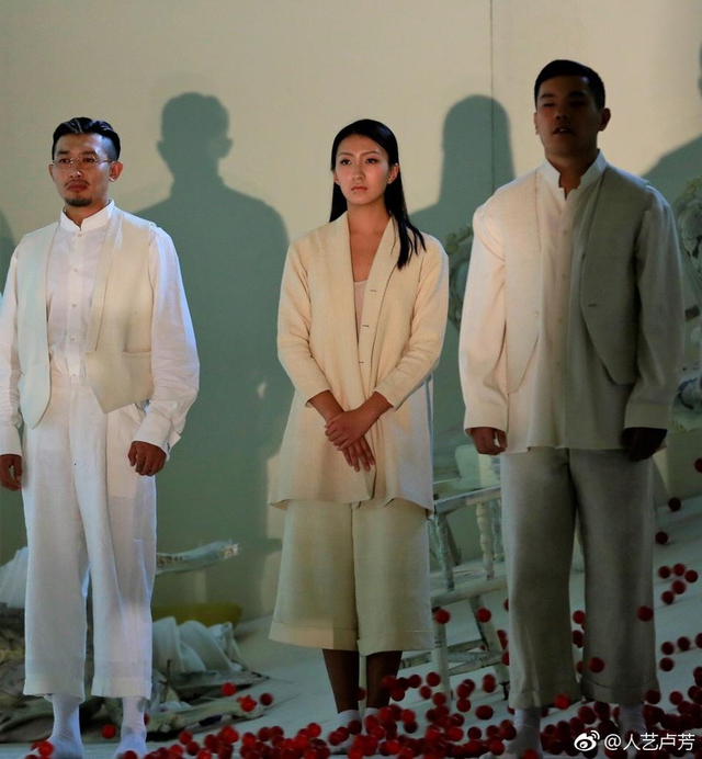 组图:胡军16岁女儿首登台演话剧 妈妈卢芳盛赞