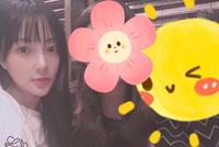 李小璐带女儿参加朋友聚会 6岁甜馨穿公主裙长发披肩很乖巧
