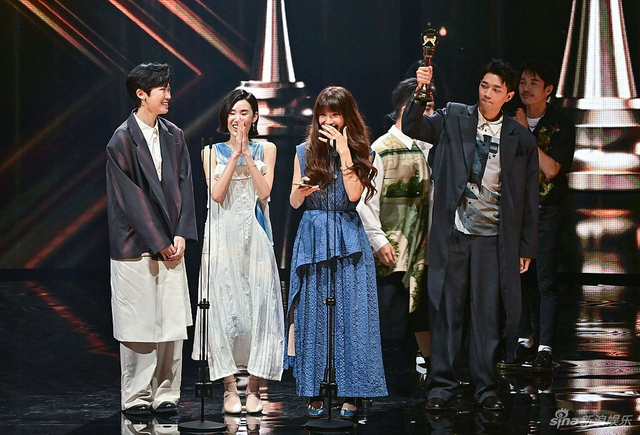 组图：第32届金曲奖颁奖礼举行 吴青峰给田馥甄颁最佳女歌手奖