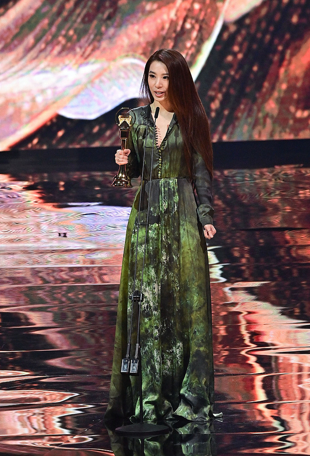 组图：第32届金曲奖颁奖礼举行 吴青峰给田馥甄颁最佳女歌手奖