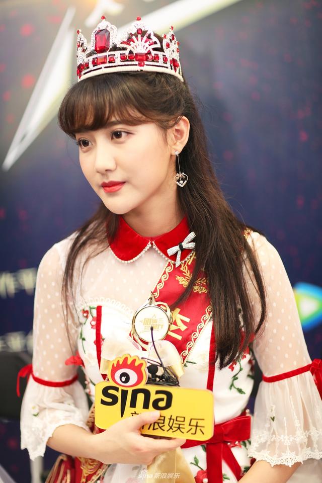 李艺彤谈质疑调侃自己有魅力