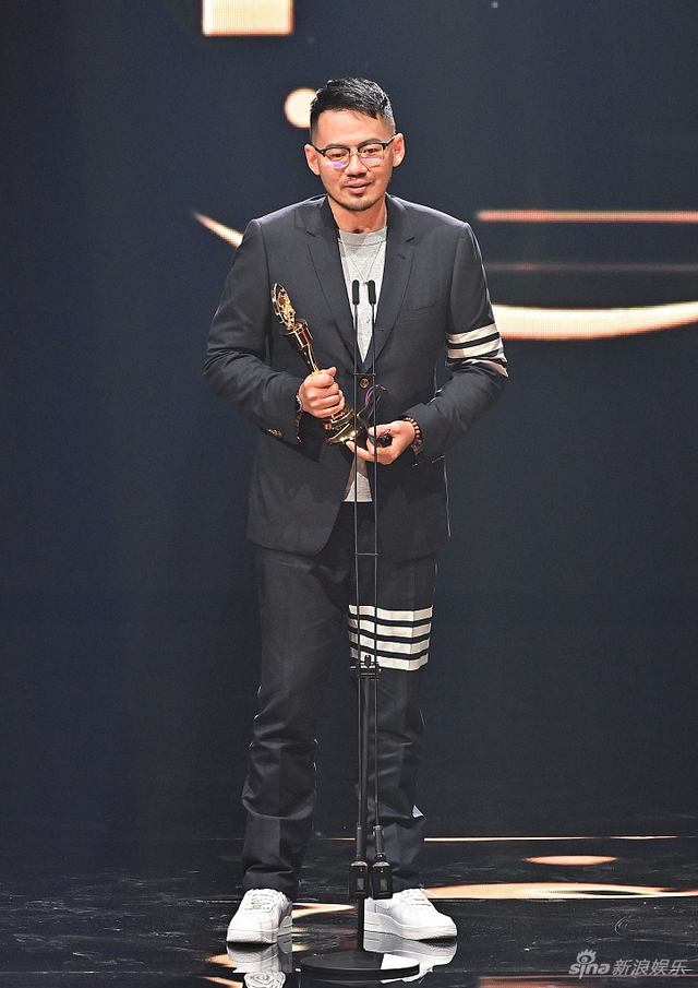组图：第32届金曲奖颁奖礼举行 吴青峰给田馥甄颁最佳女歌手奖