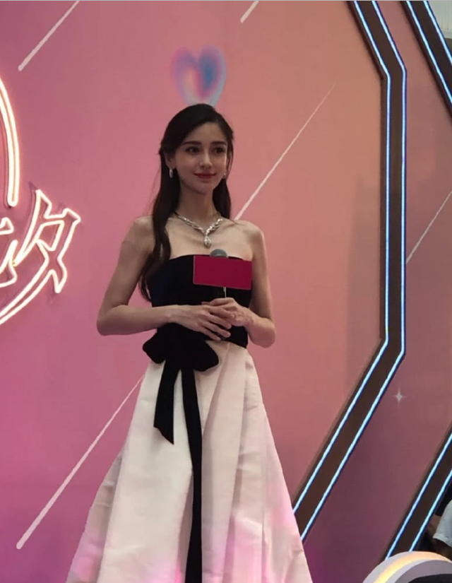 angelababy脖子挂超大珠宝秀香肩 娇羞露笑比心美回18岁_新浪图片