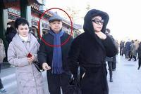 57岁歌唱家董文华近照曝光 与丈夫现身赵忠祥告别仪式