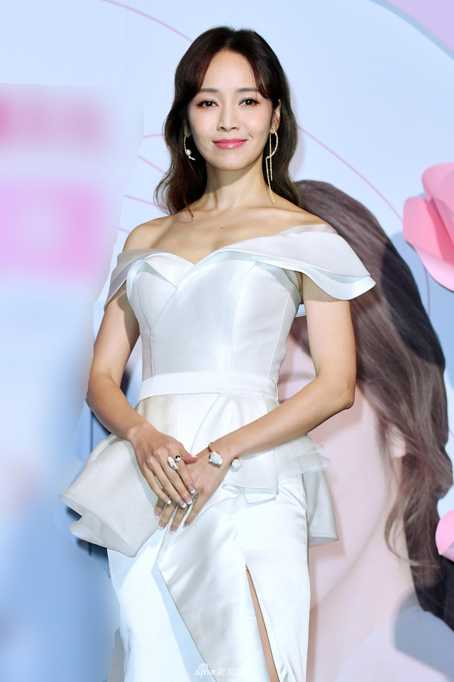 12/12新浪娱乐讯 侯佩岑近日出席活动,身穿白色高开叉露肩礼服气质