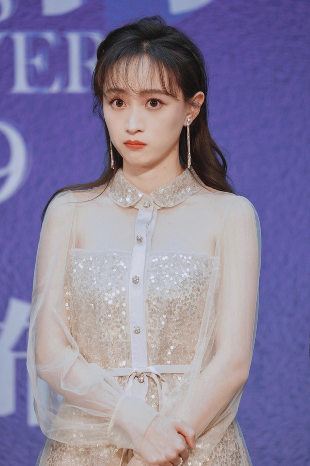 黄婷婷一袭白纱裙温柔灵动 大眼水汪汪红唇展轻熟魅力_新浪图片