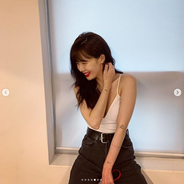 泫雅穿白色紧身吊带秀深v