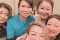 郑秀文与好友聚会 "跳水皇后"伏明霞久违露面脸颊变圆润