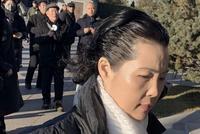 李双江妻子梦鸽现身赵忠祥告别仪式 吊唁后匆匆离开