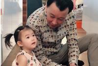 陈冠希女儿Alaia与爷爷有爱合照 萌萌大眼睛可爱有灵气
