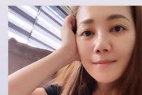 梁静茹离婚传闻后首晒自拍照 边看书边喝咖啡心情大好