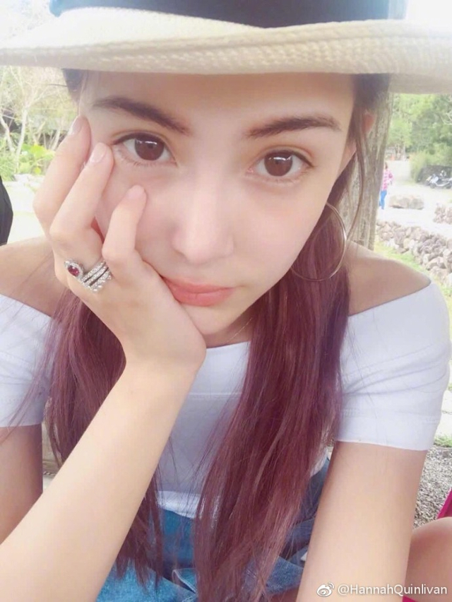 昆凌惬意荡秋千笑容纯美 牛仔衣穿一半露白皙美背