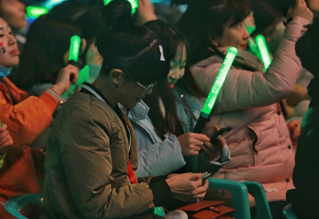 组图：周笔畅全程裙装热唱武汉演唱会 陈珊妮送飞吻