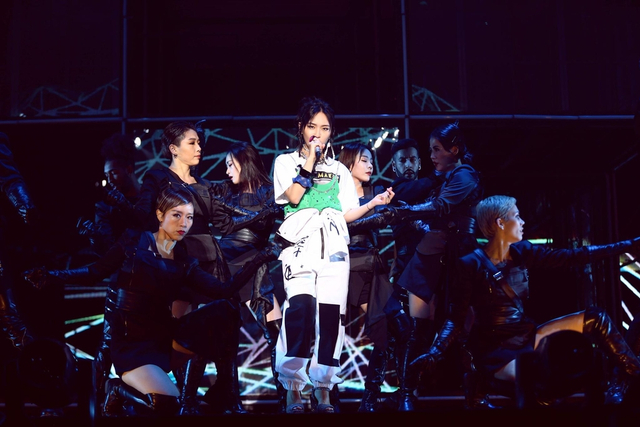 组图：周笔畅全程裙装热唱武汉演唱会 陈珊妮送飞吻