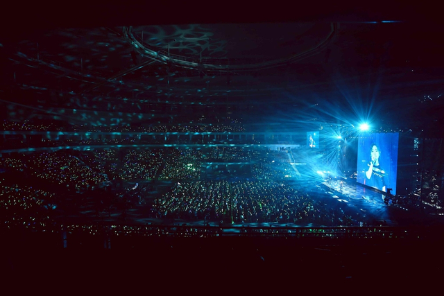 组图：周笔畅全程裙装热唱武汉演唱会 陈珊妮送飞吻