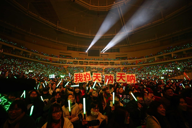 组图：周笔畅全程裙装热唱武汉演唱会 陈珊妮送飞吻