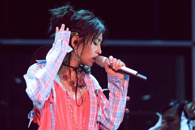 组图：周笔畅全程裙装热唱武汉演唱会 陈珊妮送飞吻