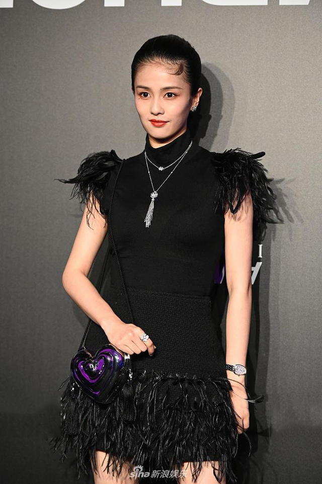 10           白鹿身穿黑色羽毛短裙秀美腿.