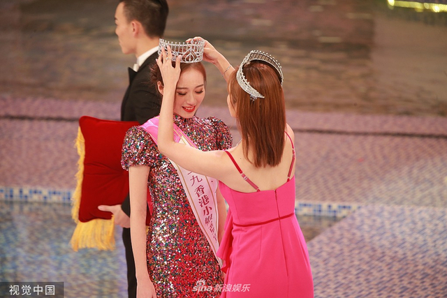 组图：2019港姐决赛黄嘉雯夺冠泪洒现场 王菲古佩玲分获亚季军