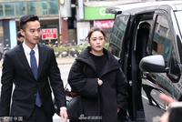 阿娇扎丸子头为老公事业打call 二人紧靠甜蜜十足