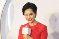 “紫霞仙子”朱茵红裙现身 保养得当秀冻龄肌肤