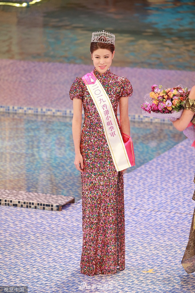组图：2019港姐决赛黄嘉雯夺冠泪洒现场 王菲古佩玲分获亚季军