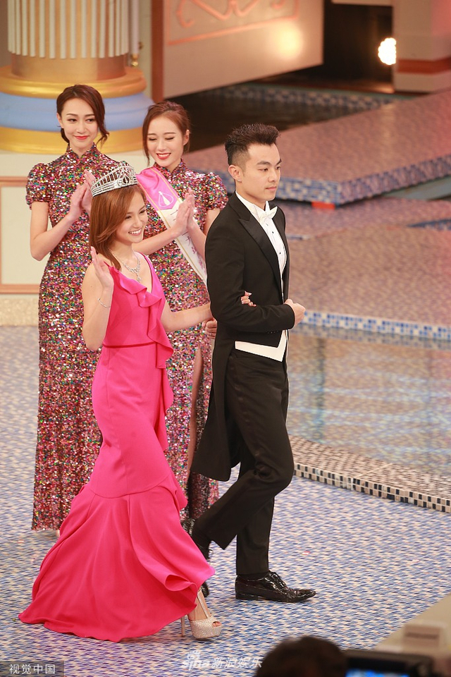 组图：2019港姐决赛黄嘉雯夺冠泪洒现场 王菲古佩玲分获亚季军