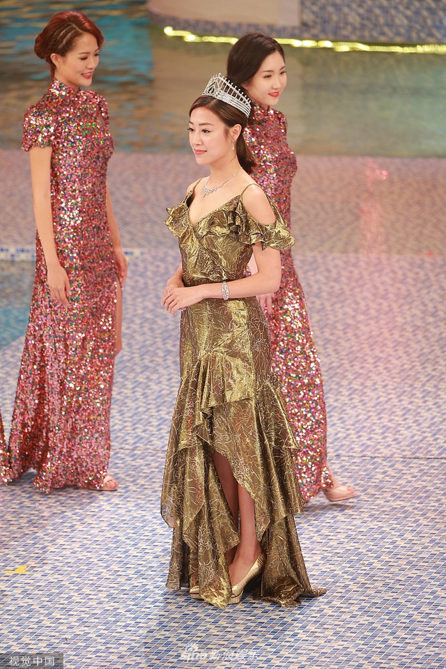 组图：2019港姐决赛黄嘉雯夺冠泪洒现场 王菲古佩玲分获亚季军