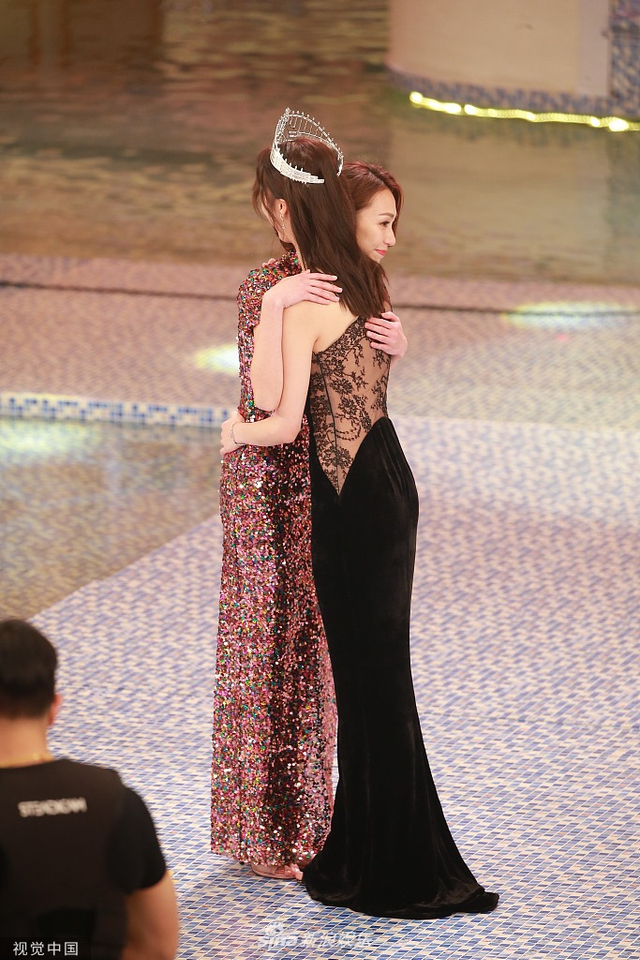 组图：2019港姐决赛黄嘉雯夺冠泪洒现场 王菲古佩玲分获亚季军