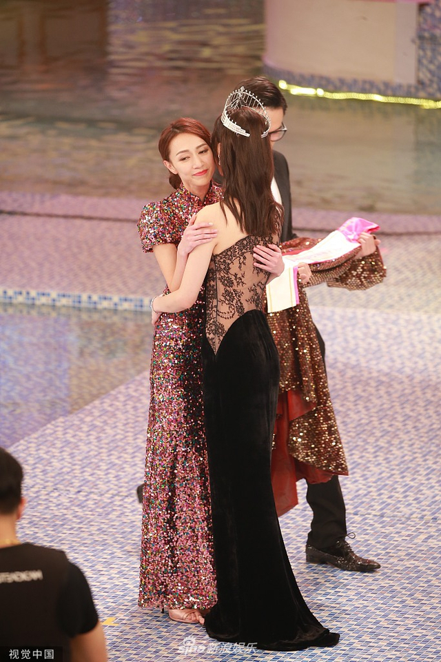 组图：2019港姐决赛黄嘉雯夺冠泪洒现场 王菲古佩玲分获亚季军