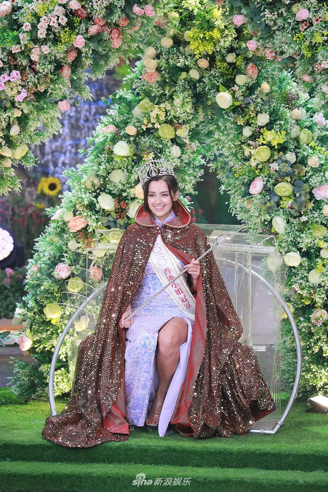 13/15新浪娱乐讯 8月30日,中国香港,2020港姐决赛现场.