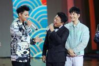 “青岛三黄”同框演小品 黄子韬变黄晓明“女友”场面爆笑