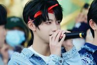 TF家族三代重庆路演饭拍图曝光 穿牛仔套装清爽帅气