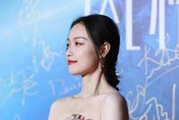 倪妮零下低温坚持营业秀香肩 冷到搓手令人心疼