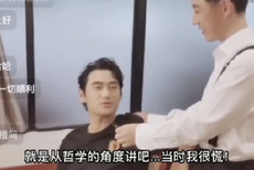 袁弘舞台剧探班直播 回应郑秀妍节目中“亲错”乌龙