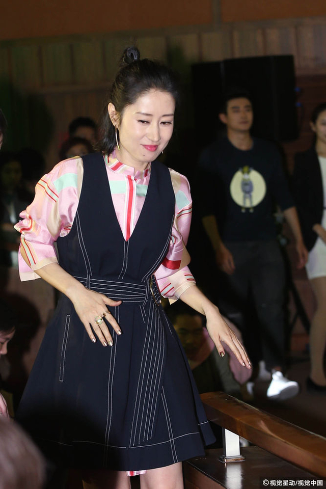 明家大姐刘敏涛丸子头娃娃裙变青春活力_新浪图片