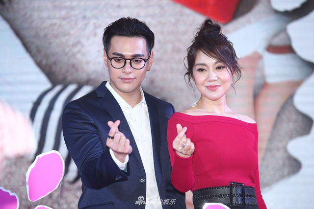 46岁闫妮性感大露背 与小22岁杜天皓"姐弟恋"