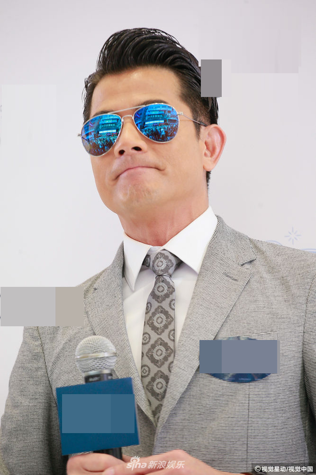 新手爸爸郭富城亮相捞金 西装墨镜酷炫帅气不减