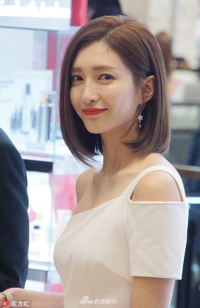 江疏影白色连衣裙露肩小秀性感 一路微笑挥手