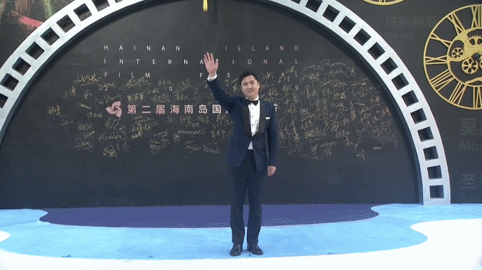 沈腾亮相电影节红毯 “雨刮器”式打招呼笑翻网友