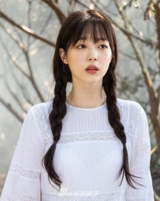 雪莉客串iu热剧《德鲁纳酒店》剧照曝光 麻花辫造型复古