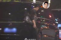 朱亚文携爱妻聚餐当街随地吐痰 男神素质遭质疑