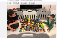 许昕晒儿子玩具车 父子坐地上同款傻笑温馨可爱