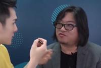 高晓松为卖货罕见现身网红直播间 甘愿被涂口红表情娇羞