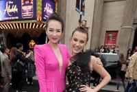 章子怡亮相《哥斯拉2》首映 与小贝二公子女友互动有爱