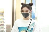 有颜任性!袁姗姗穿杨幂同款健美裤 扎哪吒头古灵精怪