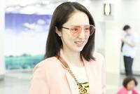 董璇把“大白兔”背上身暴露少女心 灿笑营业甜skr人