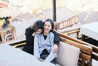 孟子义卡点为周也庆生 晒18宫格合照姐妹情深