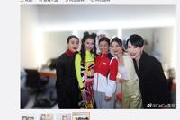 李玟晒与那英徐梦桃等后台合照 调皮喊“谁不爱美女”